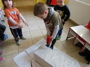 Šroubujeme, zatloukáme, vrtáme a řežeme -polytechnika ve školce